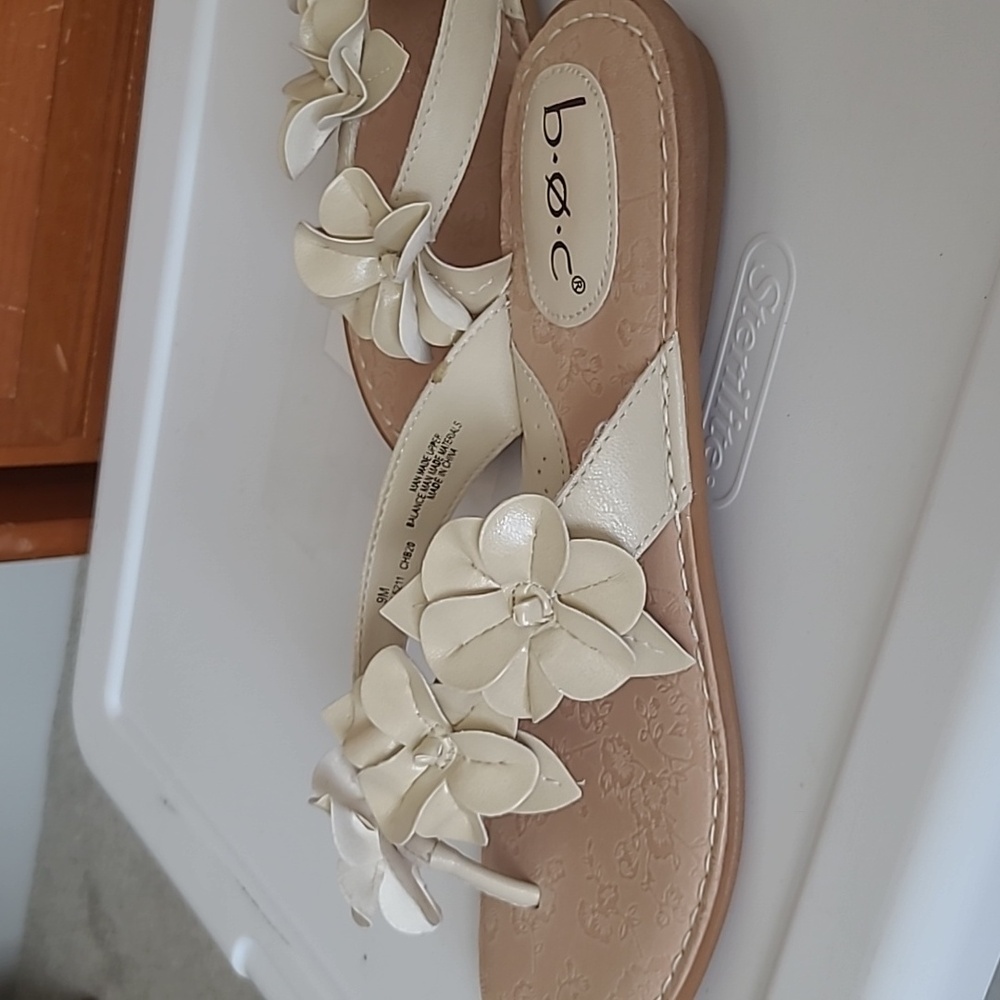 b.o.c. Floral Sandals - Picture 9 of 9